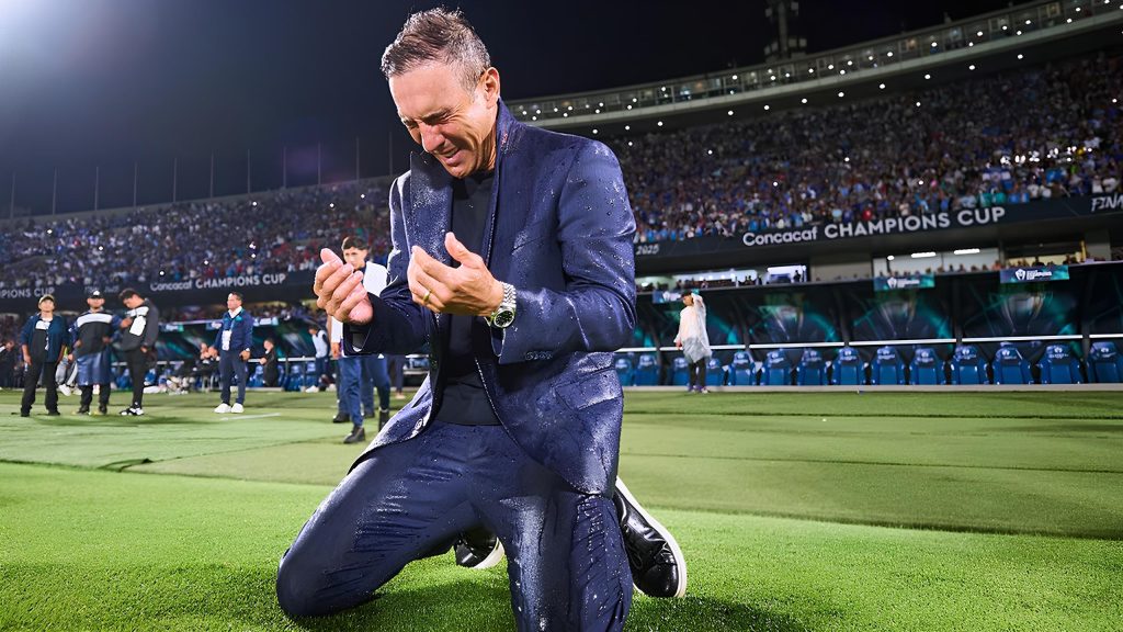 Vicente Sánchez nuevo entrenador de Emelec celebrando victoria